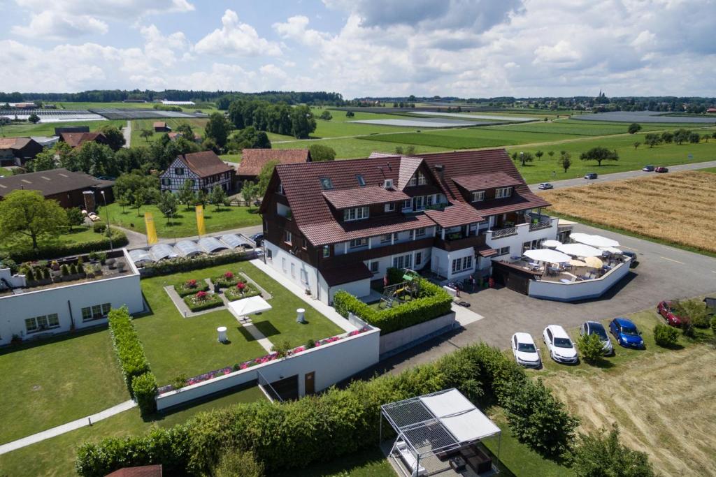 戈汀根希尔莫维瑞士优质酒店的享有大房子空中美景,设有庭院