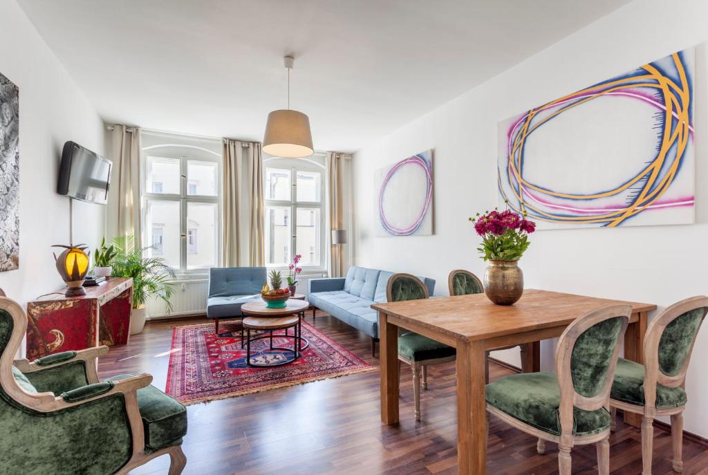 柏林格雷特斯德公寓 - 雷斯伯格街的客厅配有桌椅