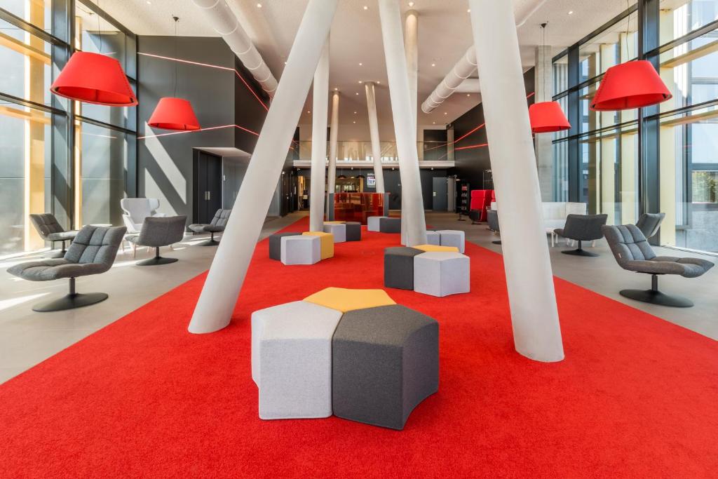 Tubize马汀红色酒店的办公室,有椅子,红地毯和柱子