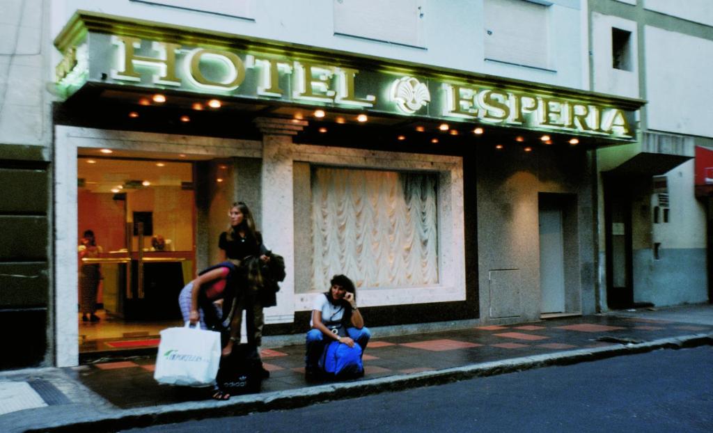 布宜诺斯艾利斯Hotel Esperia的两个女人坐在商店前