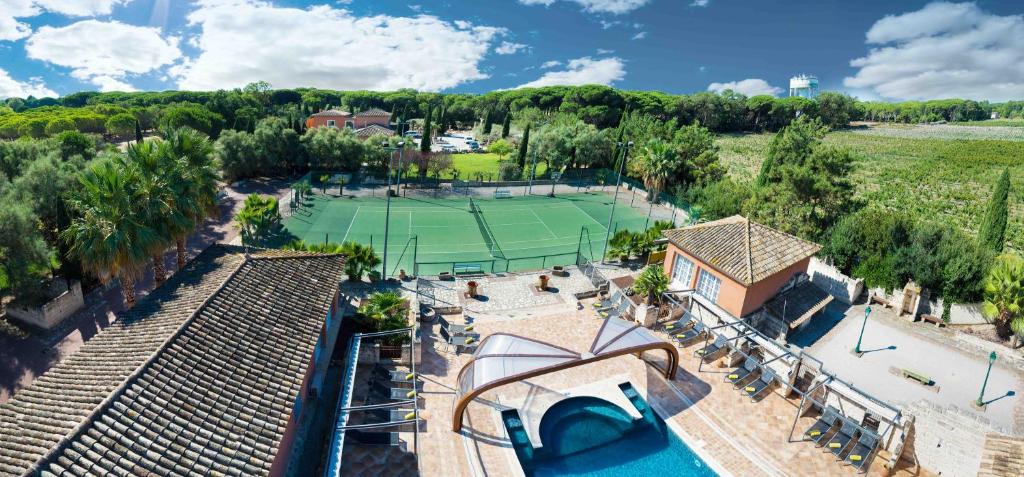 艾格-莫尔特劳利维拉伊德保罗酒店的网球场空中美景,设有网球场