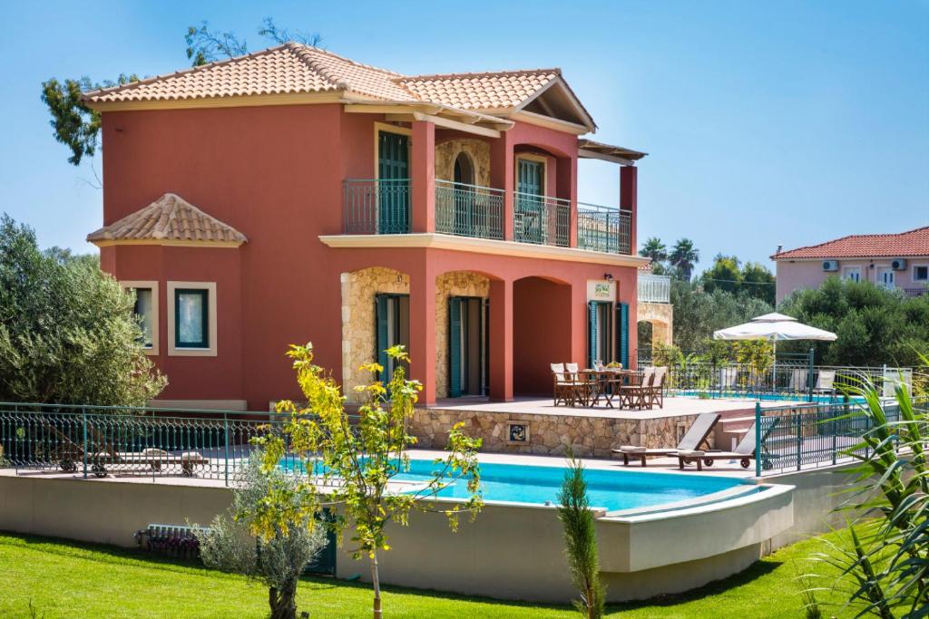 斯沃伦塔Pleiades Luxury Villa的一座带游泳池和房子的别墅