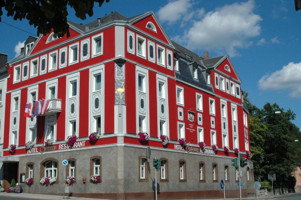 霍夫施特劳斯酒店的街道上一座红色和白色的大建筑