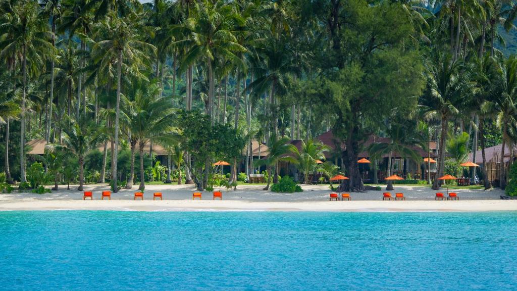 库德岛梅地度假村的沙滩上带椅子和遮阳伞的海滩