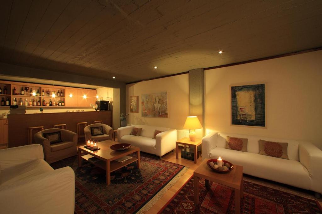 斯巴达蒂斯克里酒店的客厅配有白色的沙发和桌子