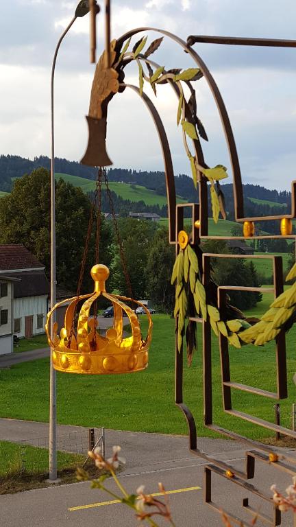 SchönengrundGästehaus Krone的黄色秋千,香蕉从杆上悬吊