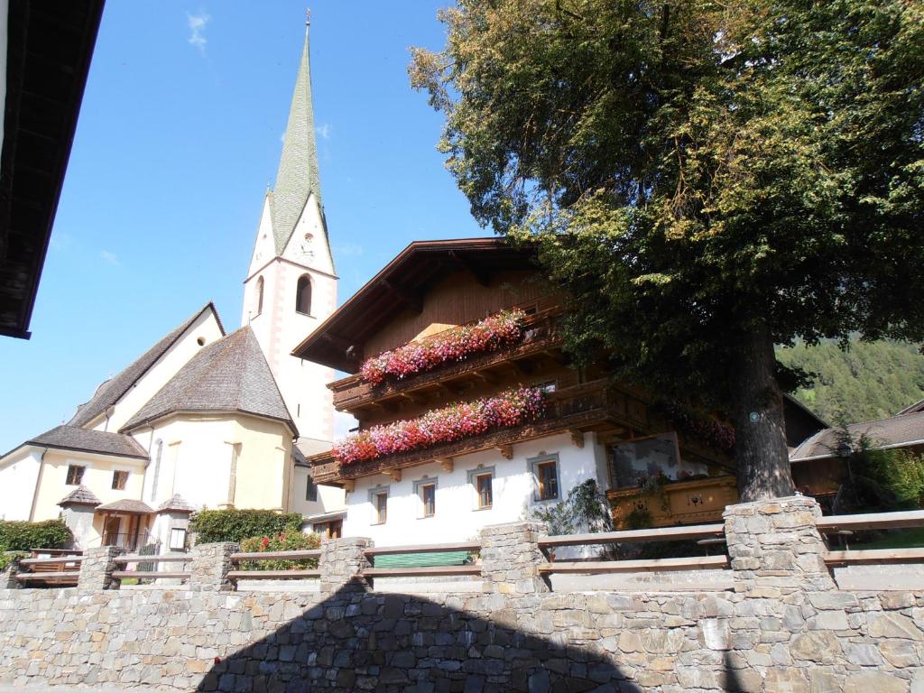 菲尔根Mesnerhof Virgen的一座教堂,建筑上有一顶鲜花尖