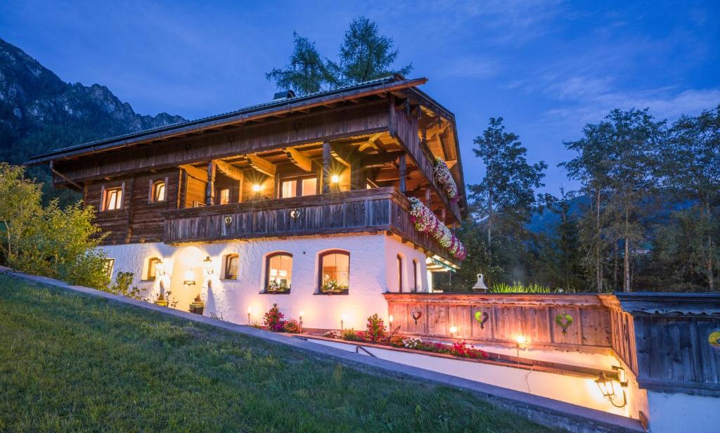 阿尔卑巴赫Landhaus Alpbach的一座带灯的大型木屋