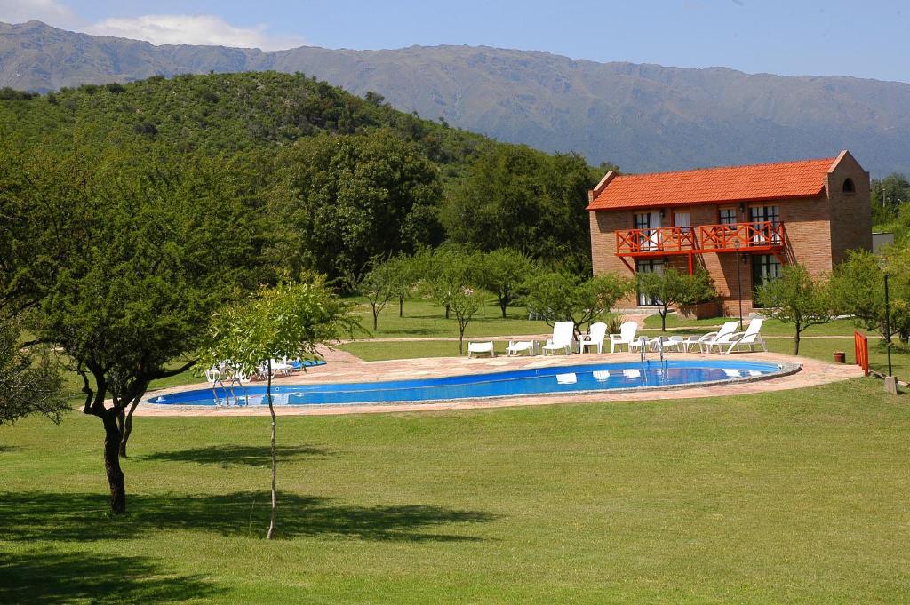 梅洛Campo Las Tinajas的山屋前的游泳池