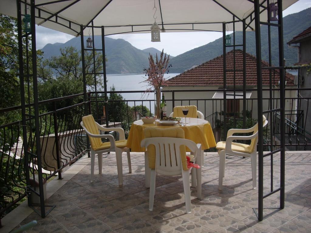 科托尔Holiday home Bokokotorski zaliv的美景庭院内的桌椅