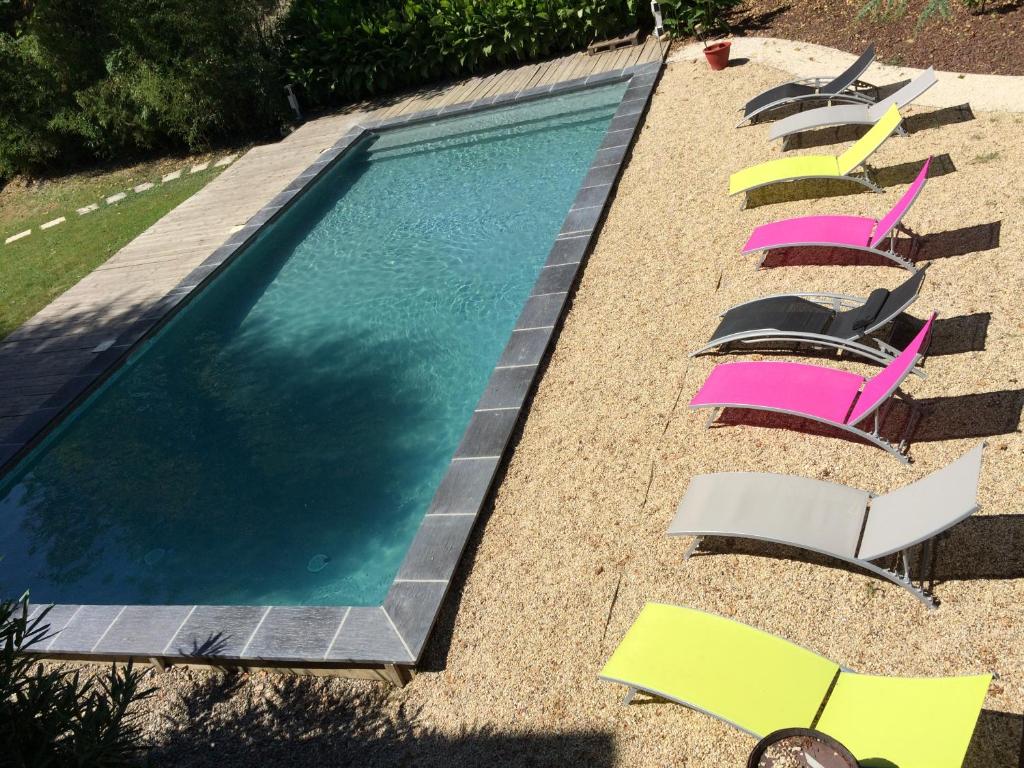皮耶尔拉特罗宾逊酒店的一组椅子和一个游泳池