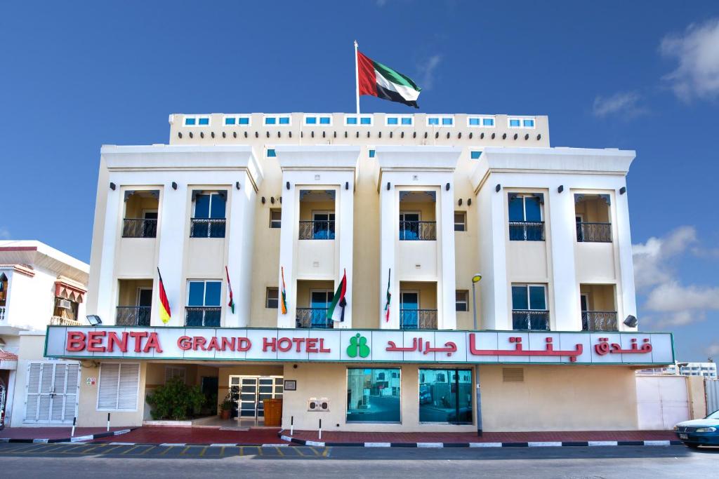 迪拜Benta Grand Hotel LLC的上面有旗帜的白色建筑