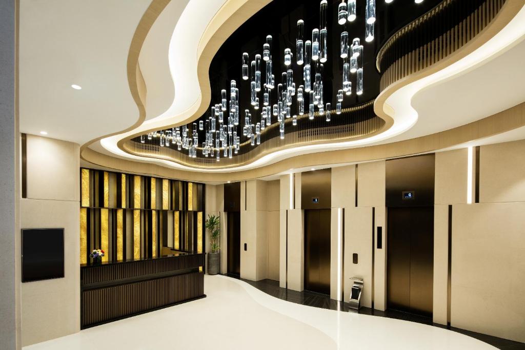 香港百利酒店的大堂设有吊灯,挂在天花板上