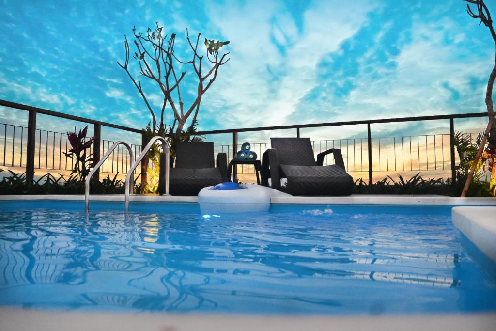 塞米亚克塞米亚克阿马尔菲酒店的 ⁇ 前的蓝色海水游泳池