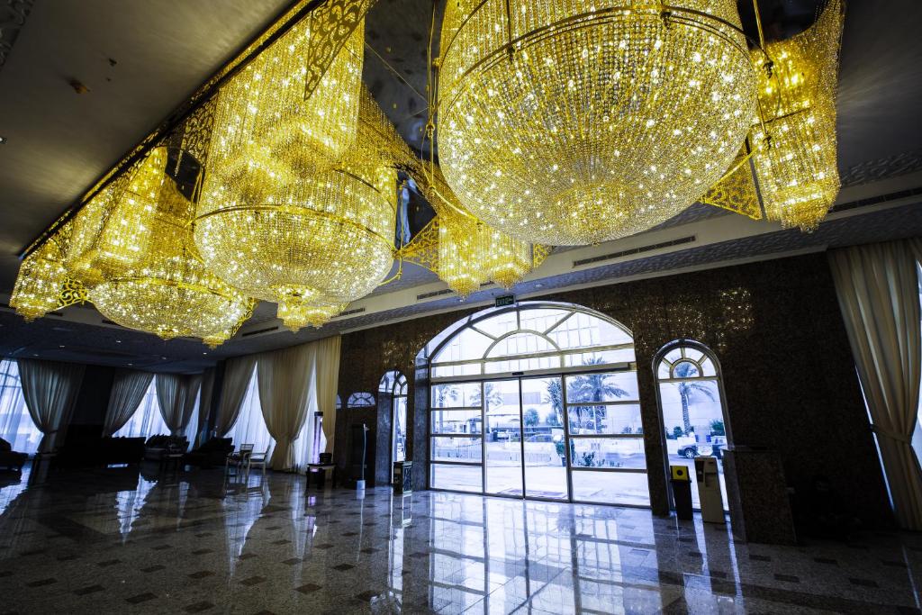 科威特Sara Palace Apartments- family only的大堂的天花板上挂着许多灯