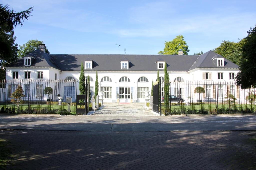 安特卫普Luxury Suites Arendshof的白色的大房子,有白色的围栏