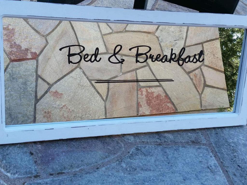 OrimattilaB&B Neulomotie的窗户上标有阅读住宿加早餐的标志