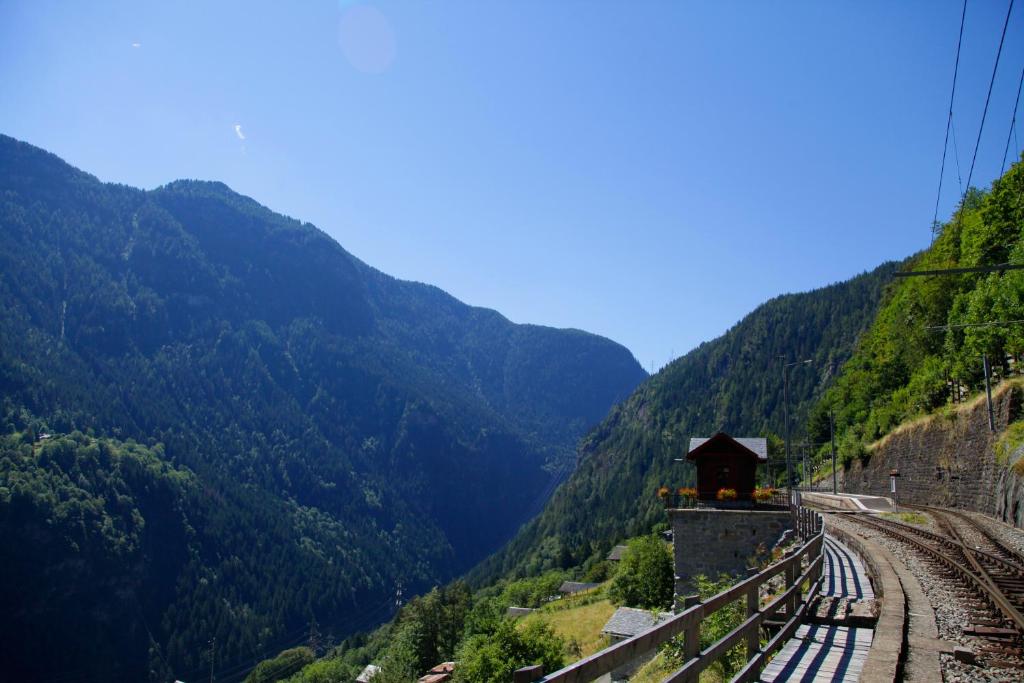 Le TrétienLieu Secret dans les Alpes Suisses的享有高山美景,在轨道上坐火车