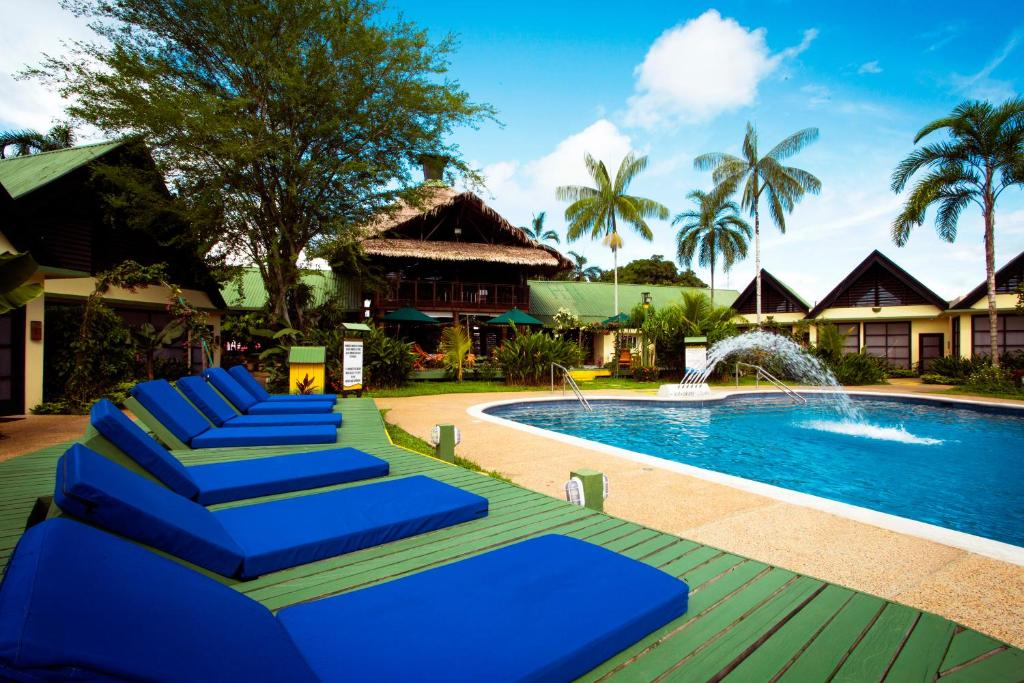 莱蒂西亚提卡娜迪若德洛酒店的一组蓝色的躺椅,在游泳池边