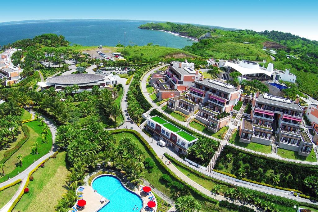 莫姆皮切蒙皮赫皇家得可麦仑酒店&度假村 - 全包 的享有带游泳池的度假村的空中景致
