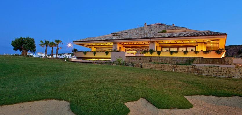 EsteponaValle Romano Golf Resort Estepona的前面有草坪的大房子