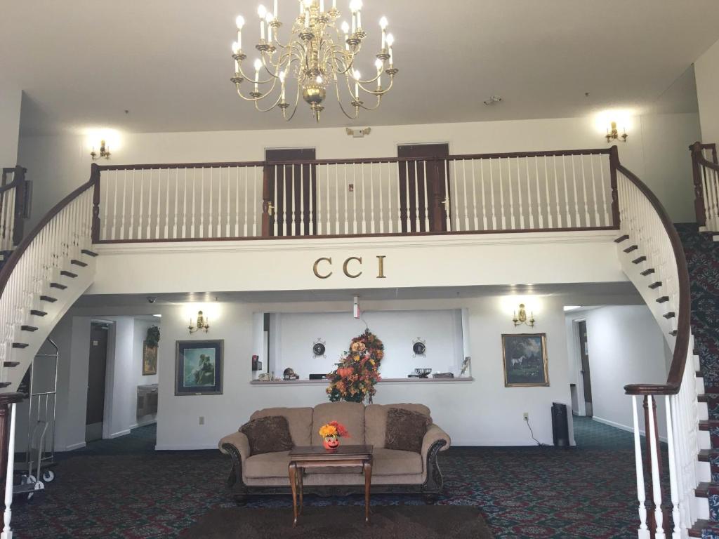 中心城市CCI Express Inn的带沙发和楼梯的客厅