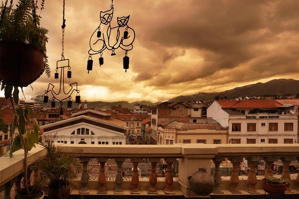昆卡El Cafecito Hostel Cuenca的阳台享有城市美景。