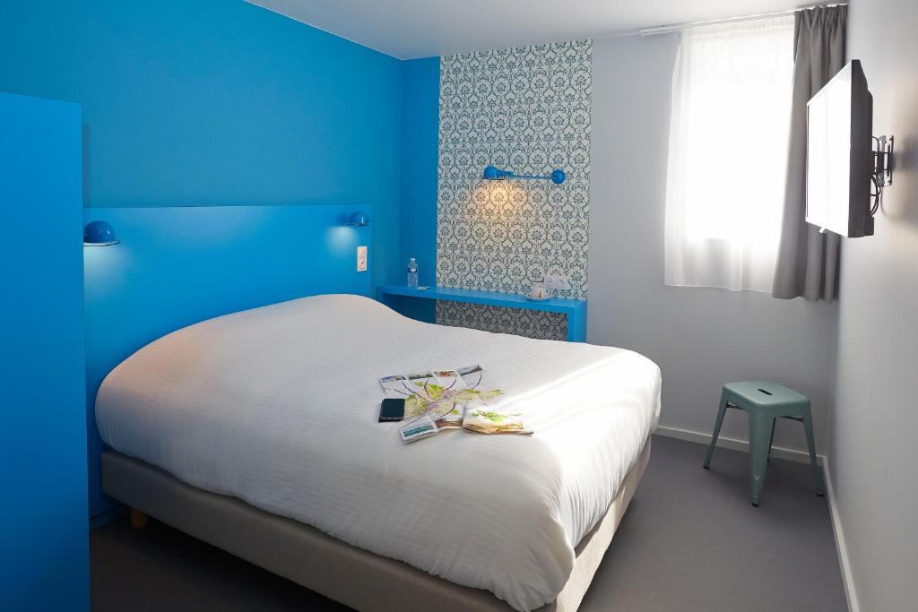 博讷科托酒店的蓝色卧室,床上有鞋