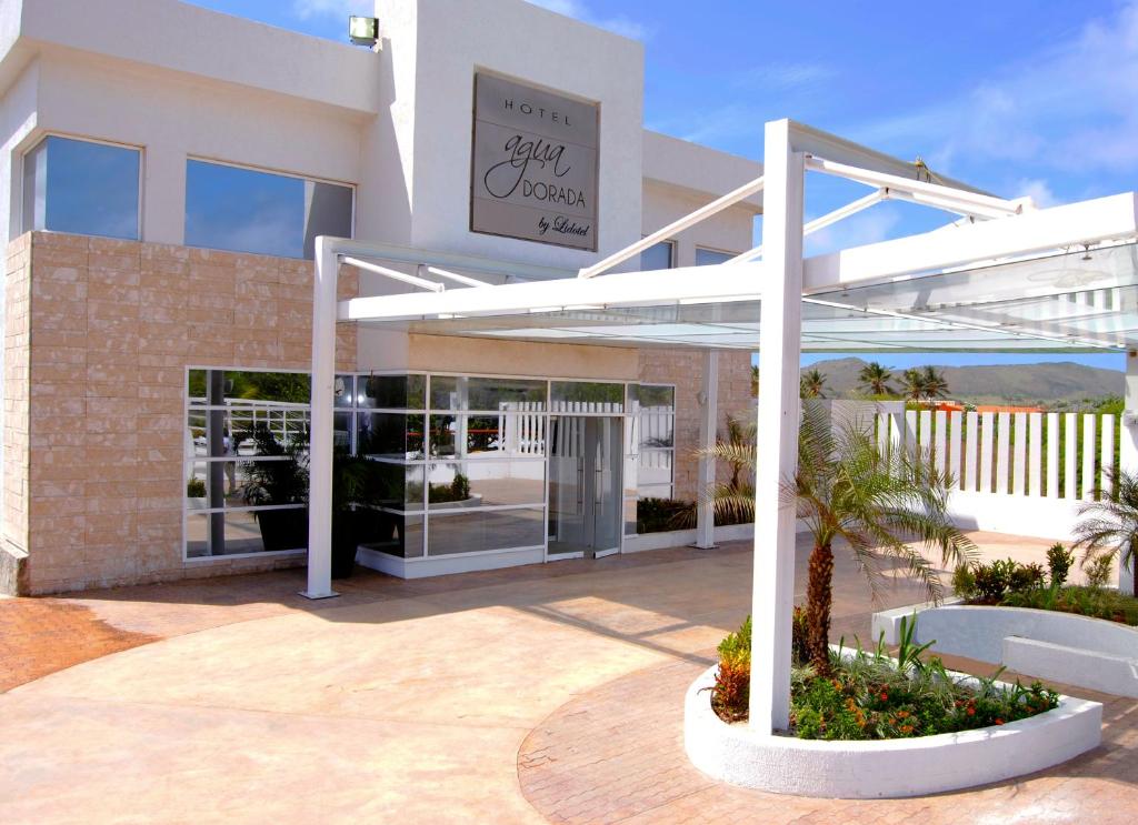 埃尔阿瓜Agua Dorada Beach Hotel By Lidotel的前面有标志的白色建筑
