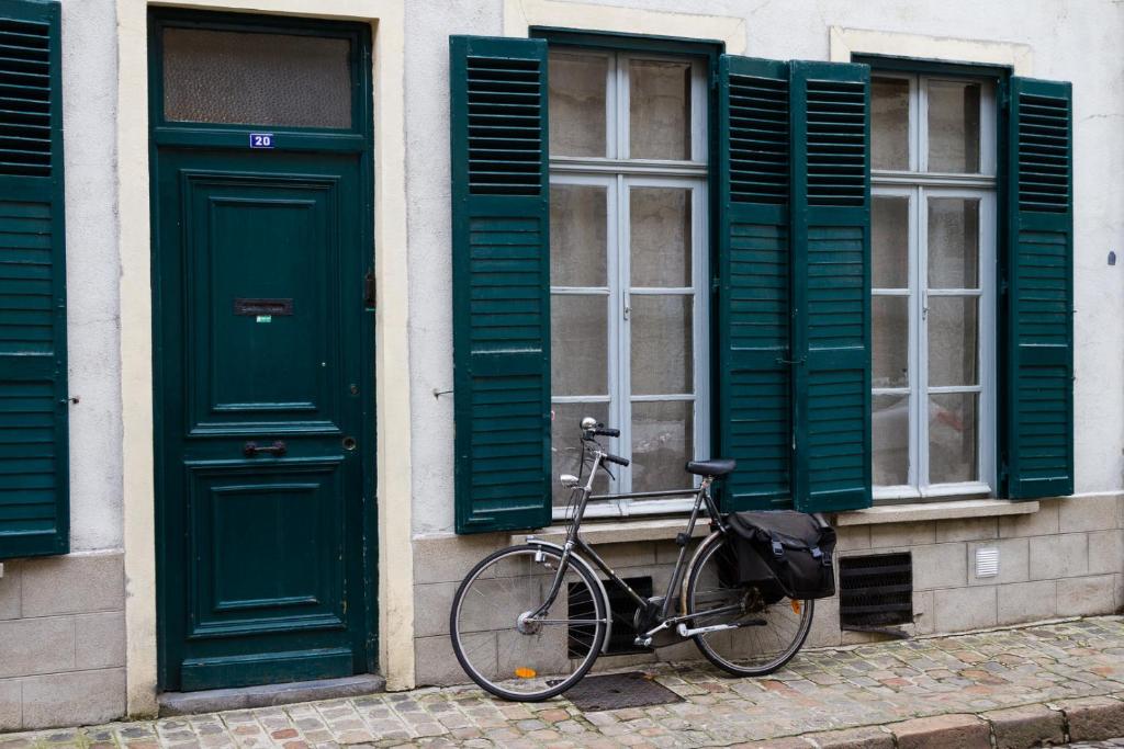 里尔Wazemoff的停在一座绿色百叶窗建筑前面的自行车