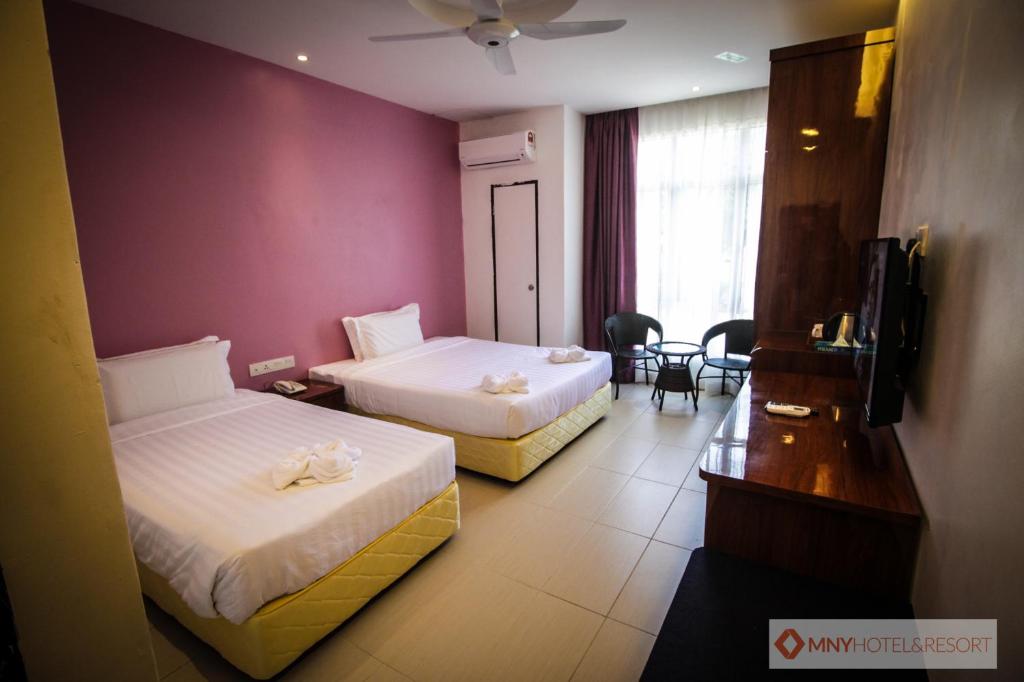 邦咯MNY度假酒店的酒店客房设有两张床和电视。