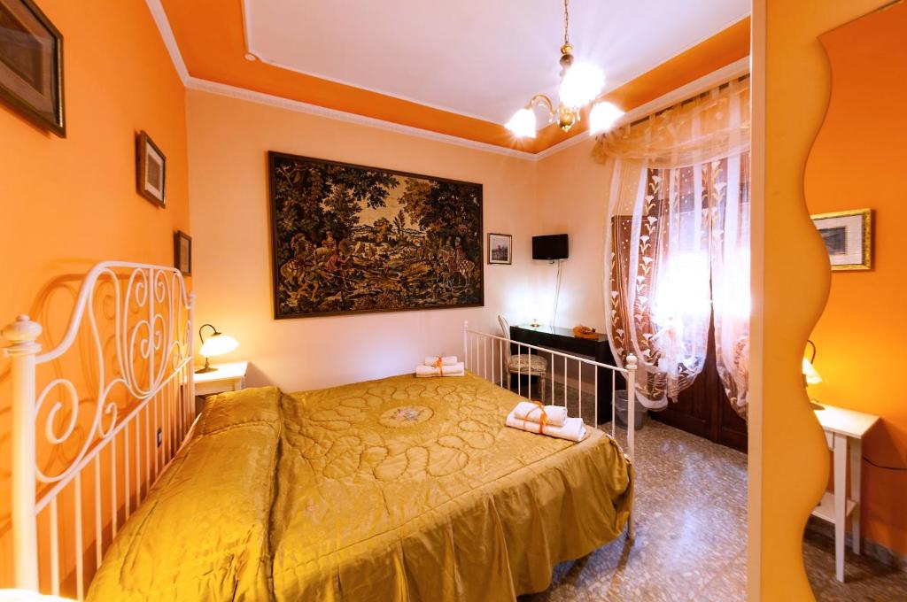 圣贝内代托-德尔特龙托Skipper的卧室配有一张床,墙上挂有绘画作品