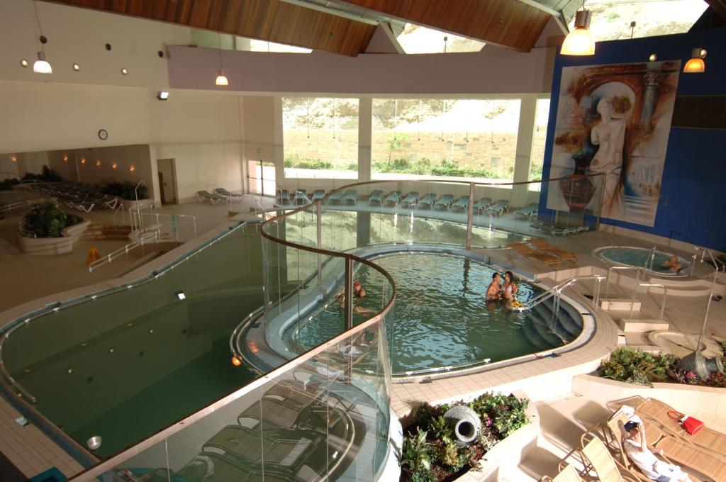 恩波其克Royal Dead Sea - Hotel & Spa的一座大型室内游泳池,里面设有水中人