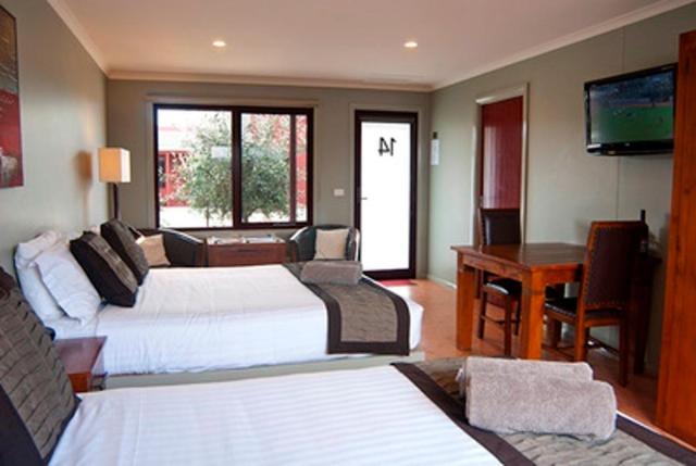 拜恩斯代尔拜恩斯代尔汽车旅馆的酒店客房配有两张床和一张书桌