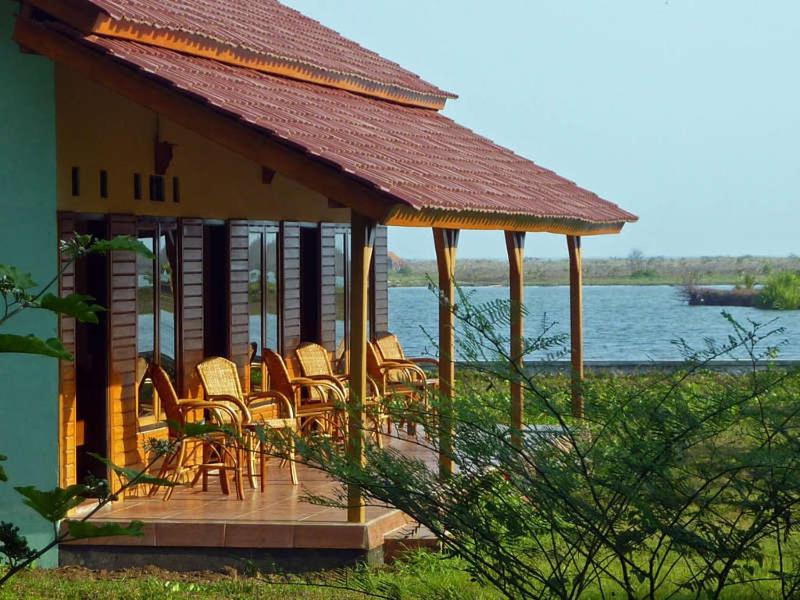 庞岸达兰爪哇泻湖住宿加早餐旅馆的凉亭配有桌椅和水