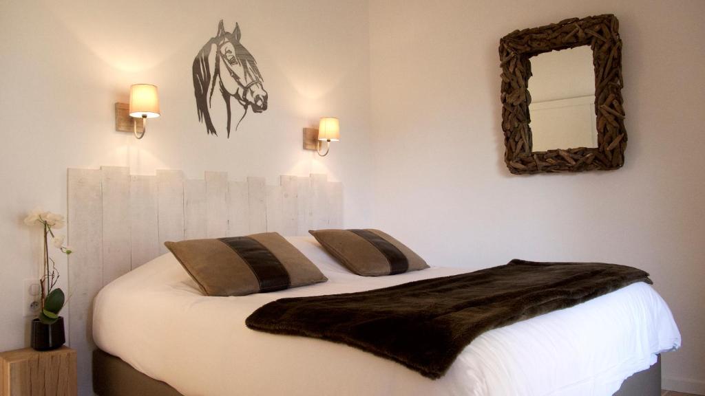圣马迪拉莫Mas des Rièges & Spa的卧室配有一张带马头的墙壁床。