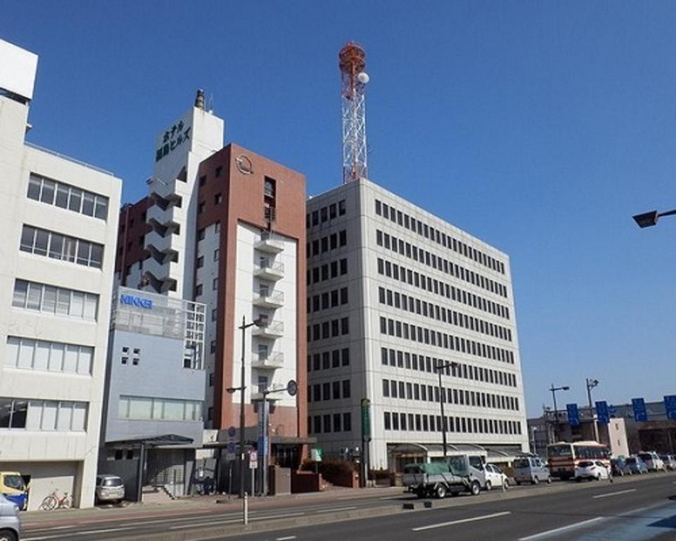 福岛福岛山酒店的一座高大的建筑,上面有起重机