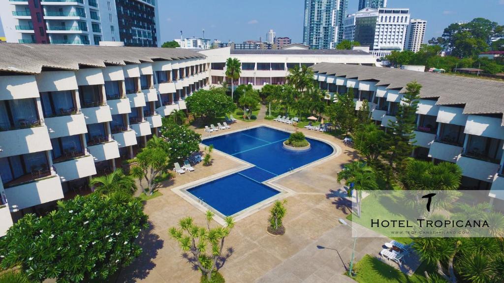 芭堤雅市中心Hotel Tropicana Pattaya的热带酒店空中景观