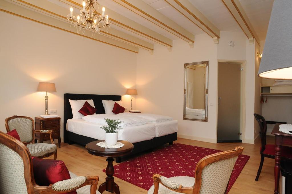 奈梅亨Hotel De Gulden Waagen的卧室配有一张床和一张桌子及椅子