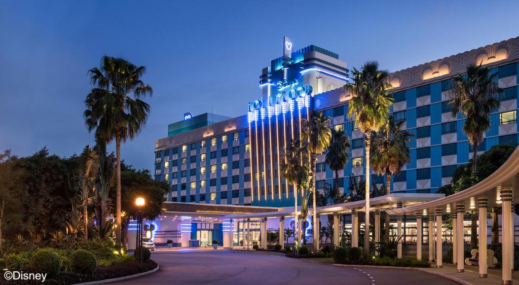 香港迪士尼好莱坞酒店的一座棕榈树环绕的大建筑
