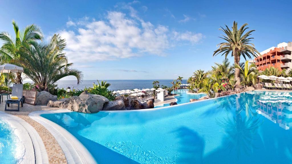 阿德耶罗卡娜微瑞雅阿德里安酒店的一座位于海滨度假胜地的游泳池