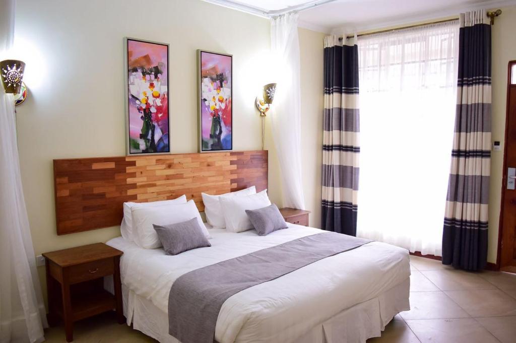 Kiserian史密斯酒店 的一间卧室,卧室内配有一张大床