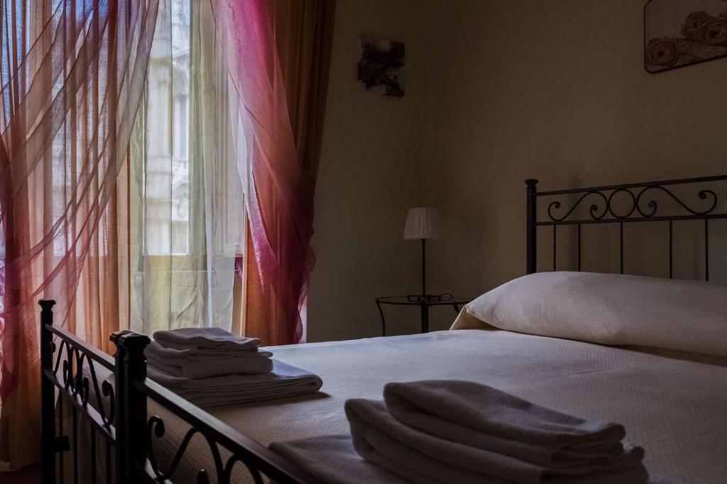 罗马格南森姆马焦雷旅馆的一间卧室配有一张带折叠毛巾的床。