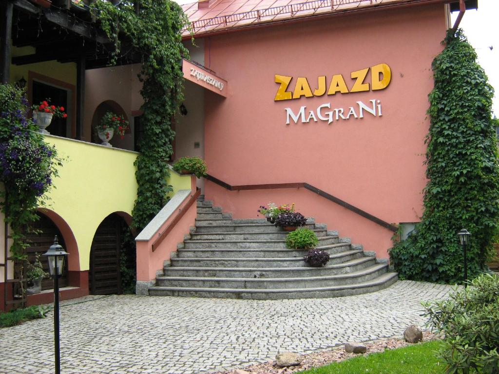 卢巴夫卡Zajazd Magrani的一座有楼梯的建筑,上面有标志