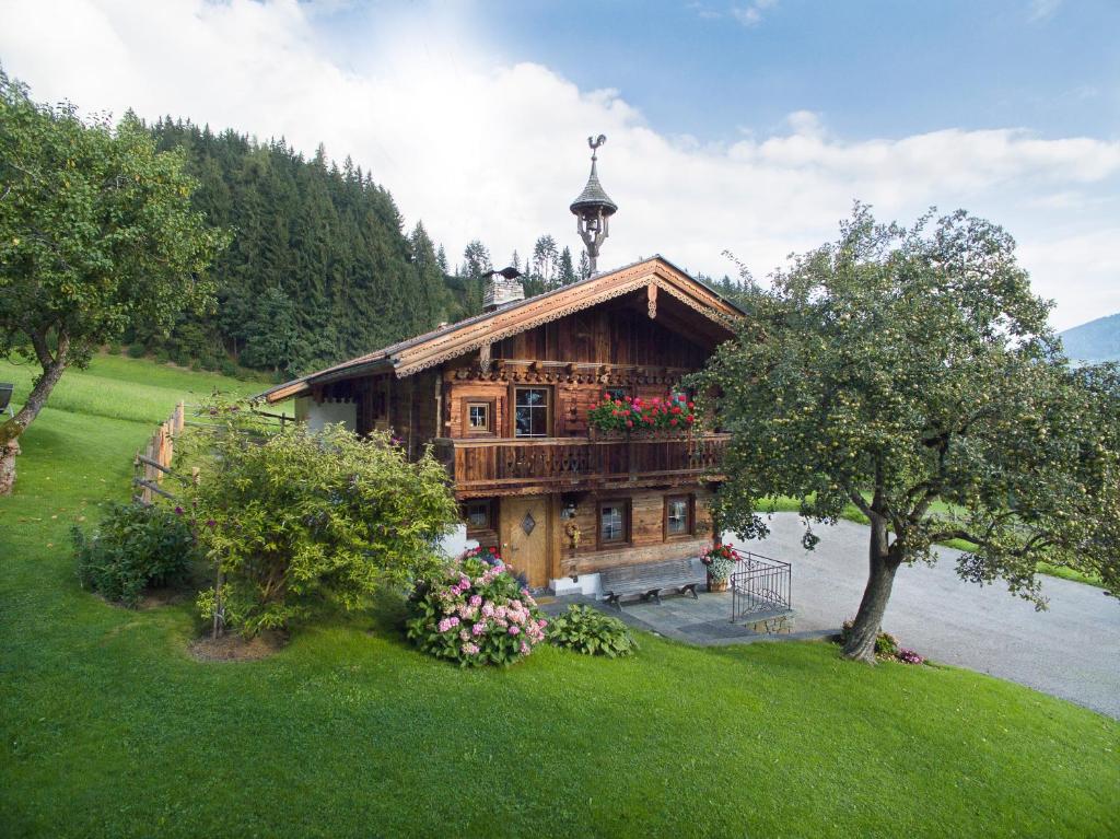 菲根贝格Alpen-Chalet-Pankraz的河畔带阳台的木屋