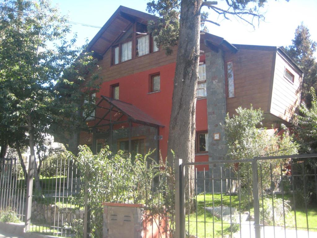 圣卡洛斯-德巴里洛切米兰多奥苏尔酒店的前面有栅栏的红色房子