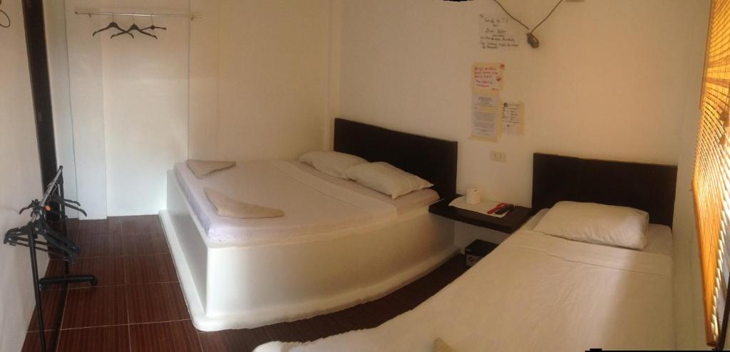 长滩岛萝拉小屋酒店的一间小房间,内设两张床