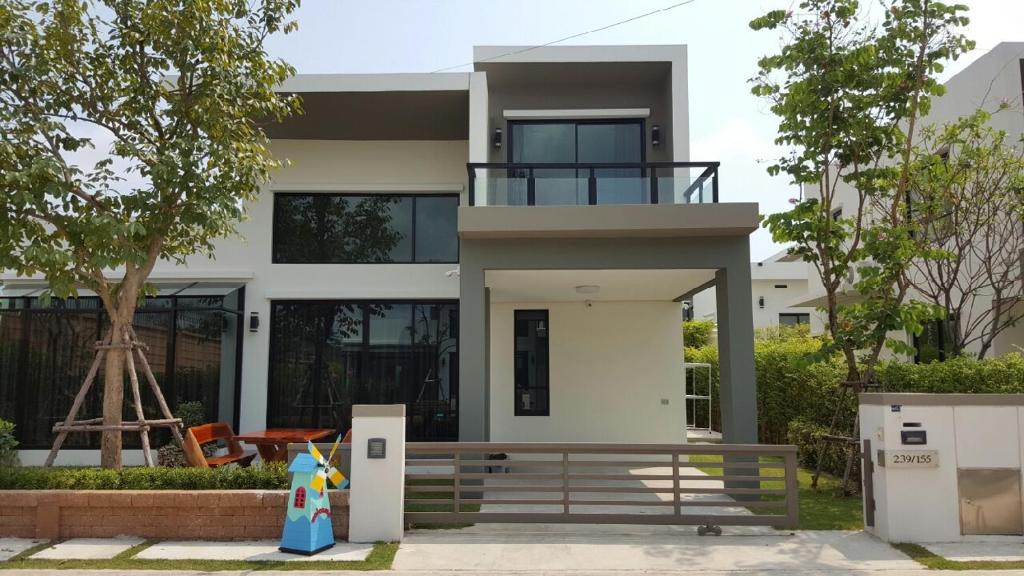 Ban Chak Phai罗勇沙洛姆之家海滨别墅的一座现代房子前面设有一个阳台