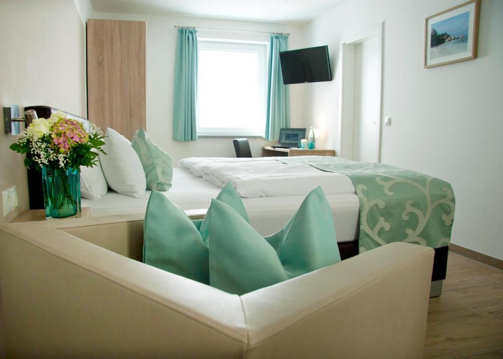 艾汀克拉罗格尼住宿加早餐旅馆的酒店客房,设有床铺和鲜花沙发