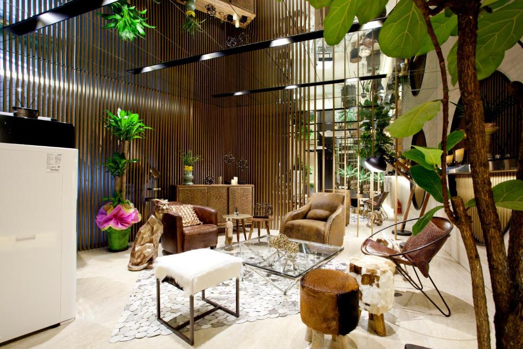 首尔福达酒店的大堂设有桌椅和植物
